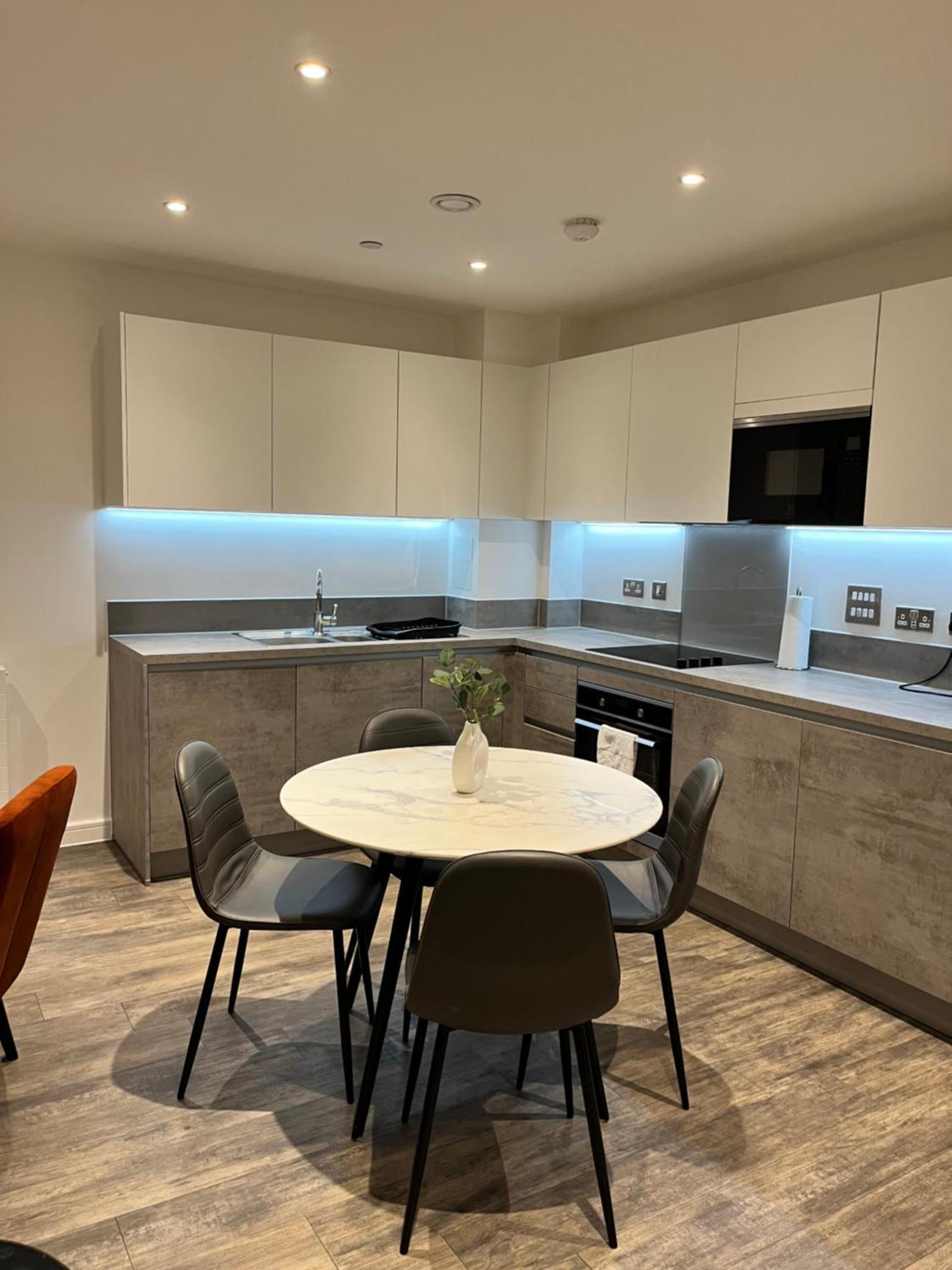 One Bedroom Apartment Баркинг Екстериор снимка