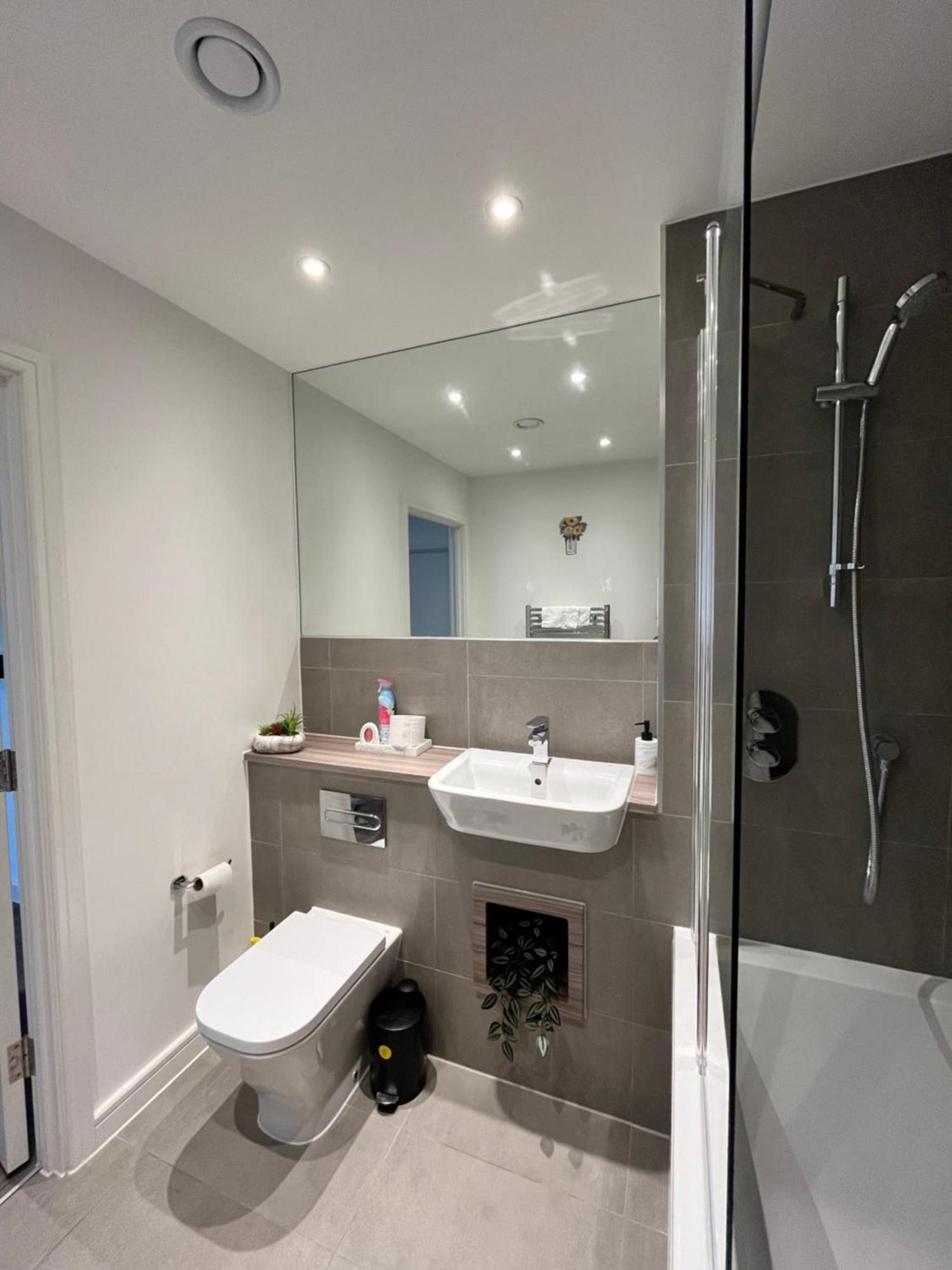 One Bedroom Apartment Баркинг Екстериор снимка
