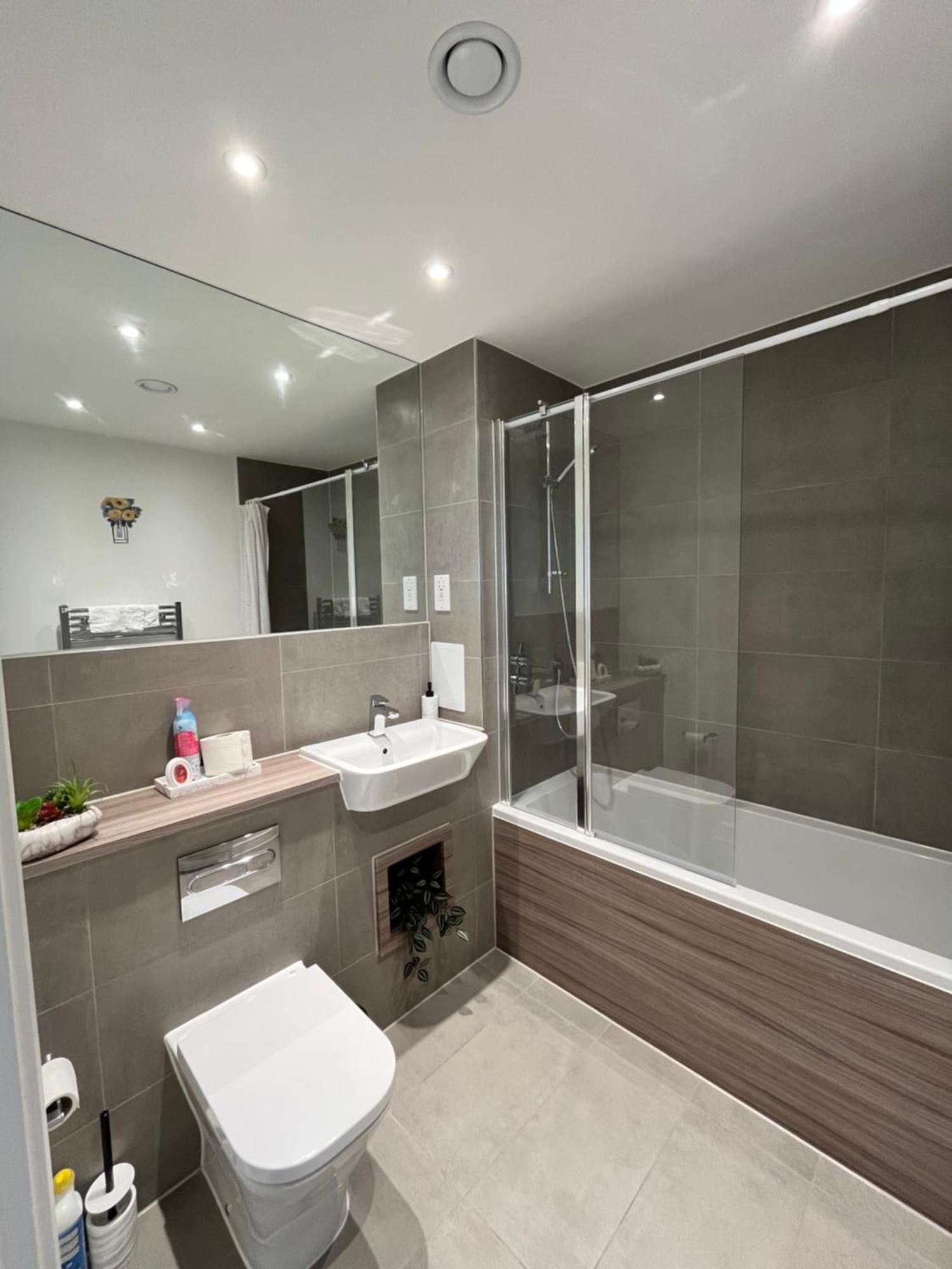 One Bedroom Apartment Баркинг Екстериор снимка